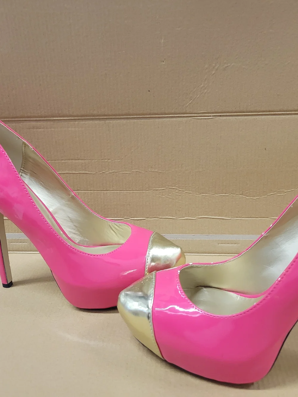 Shoe Dazzle Hot Pink Flats with Gold Toe Cap - Picture 2 of 4